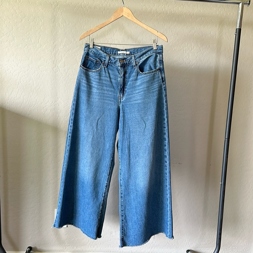 Levi's® Premium
XL FLOOD WOMEN'S JEANS Raw hem, Medium wash, size 29